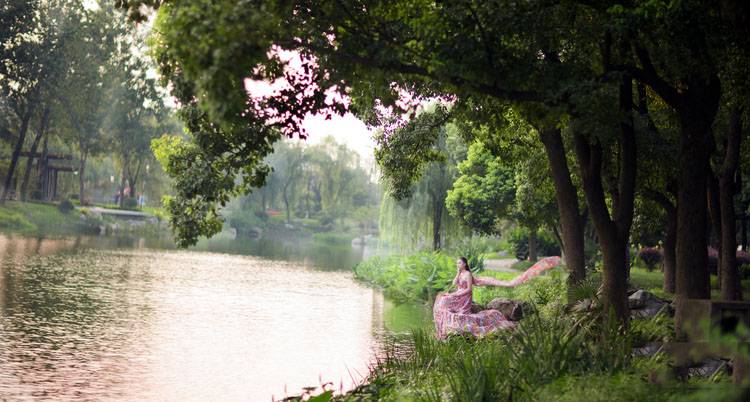 清纯美女夕阳下小溪边的美-5