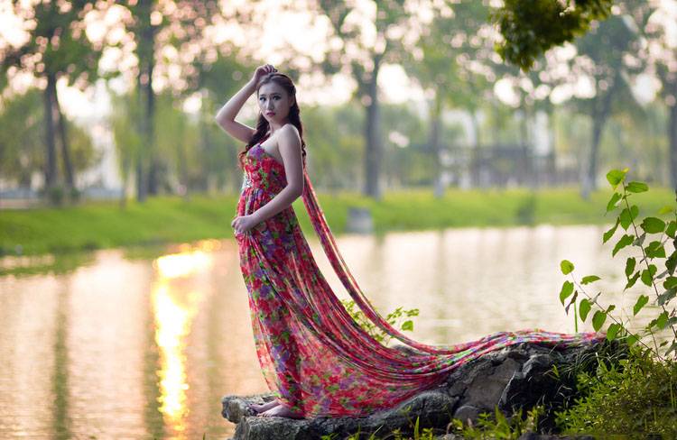 清纯美女夕阳下小溪边的美-7