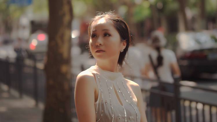 丰满少女妖娆街拍勾人眼球-3