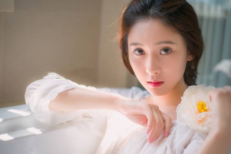 清纯少女水中绽放的花朵-4