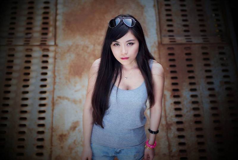 气质美女模特户外甜美写真照-3