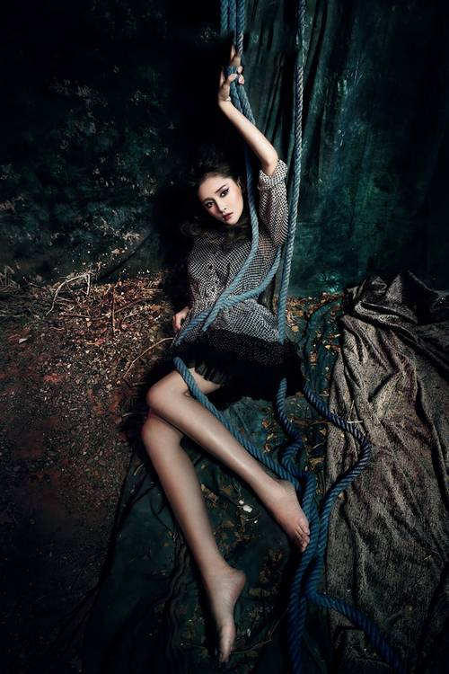 艳丽少女演绎绳索上的妖娆-3