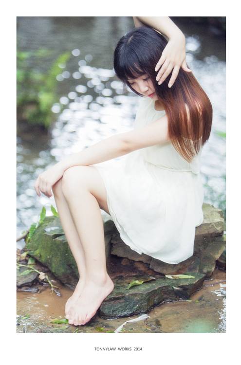 清纯的少女流淌的溪水