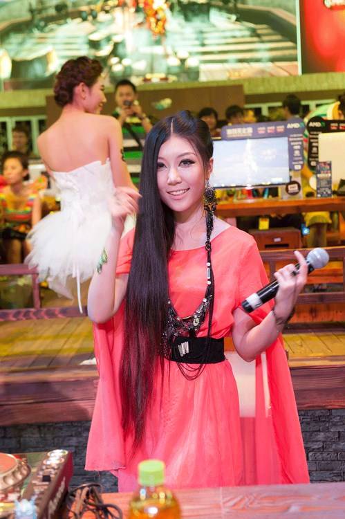 长发知性美女甜美舞台照