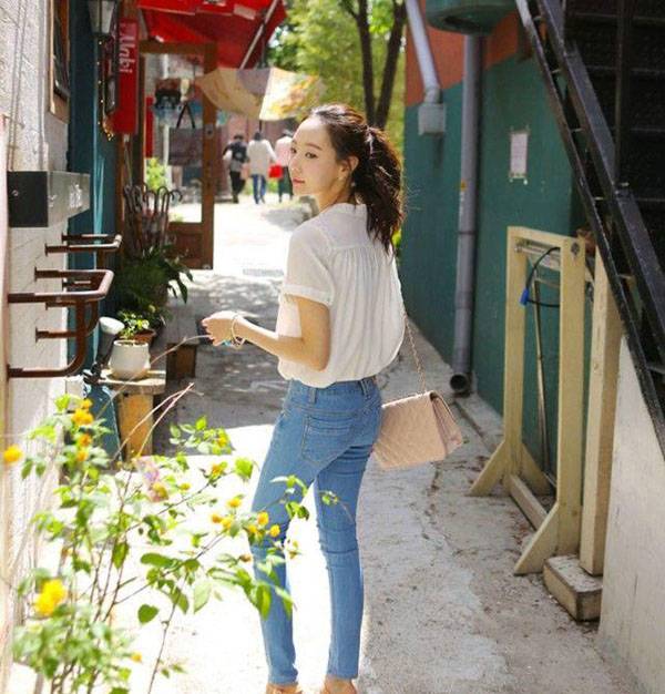 牛仔裤美女在寂静的街角留下的影子-9