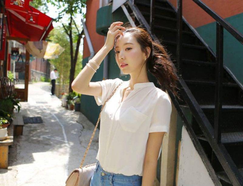 牛仔裤美女在寂静的街角留下的影子-10