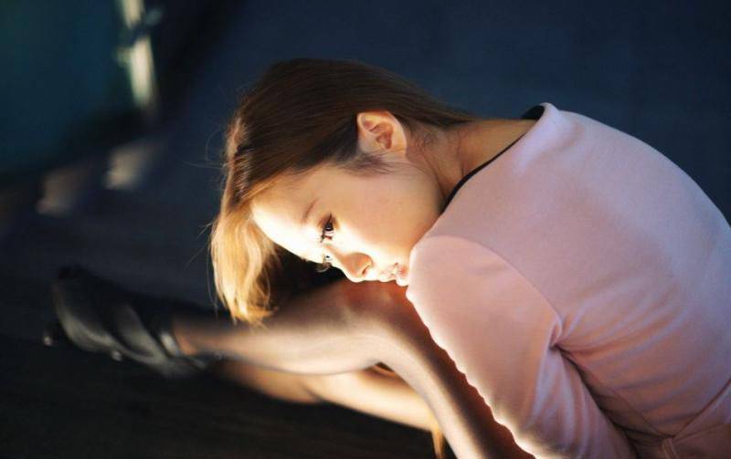 楼梯上的清新迷人小美女-8