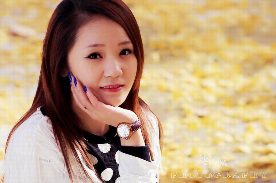 秋色下的清纯气质美女写真-3