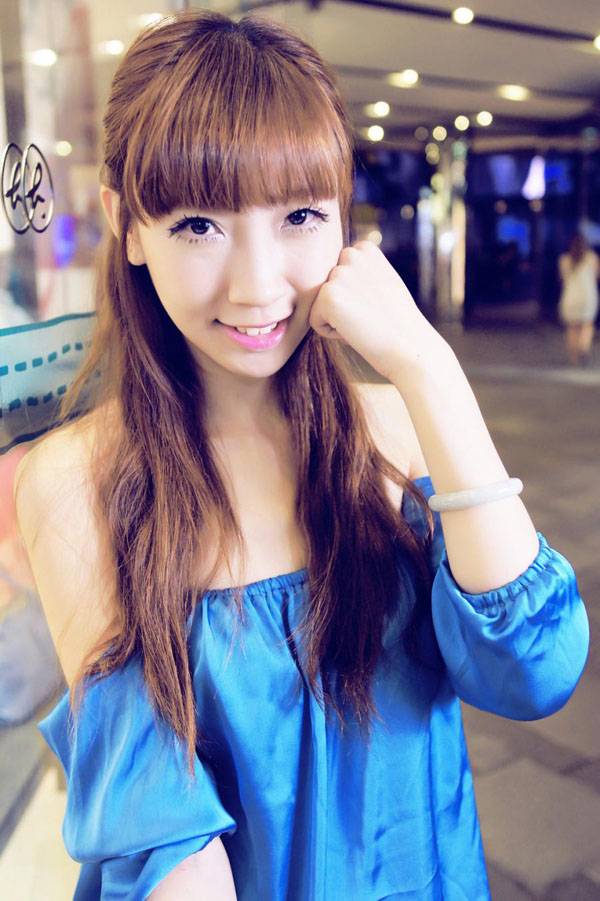 美女抹胸裙清纯迷人街拍写真-3