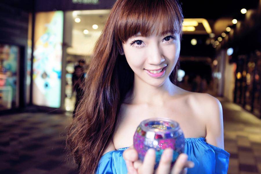 美女抹胸裙清纯迷人街拍写真-5