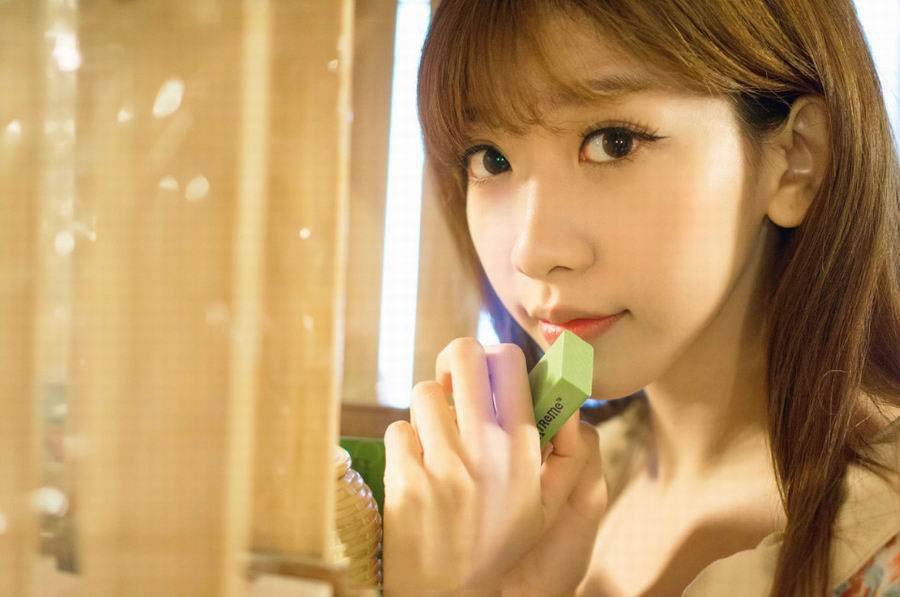 台湾美女咖啡馆迷人可爱写真-8