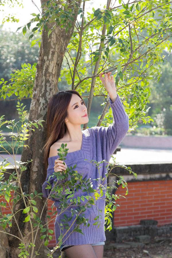 气质美女张齐郡甜蜜街拍迷人写真-2