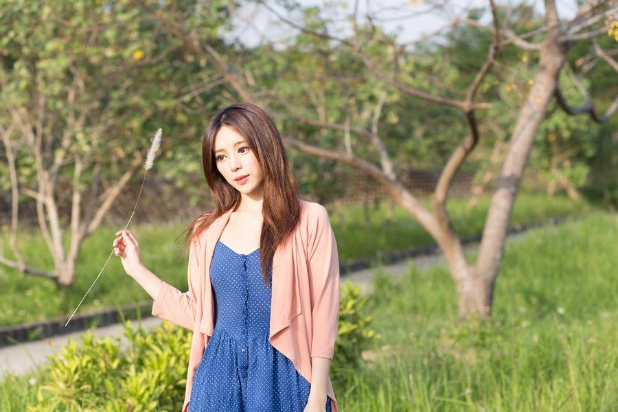 气质美女张齐郡甜蜜街拍迷人写真-9