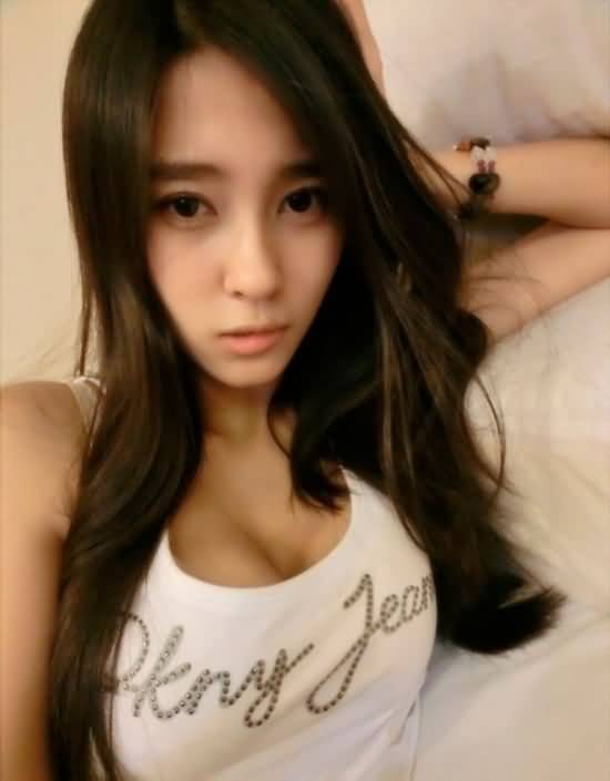 丰满女神钟鹿性感迷人自拍照