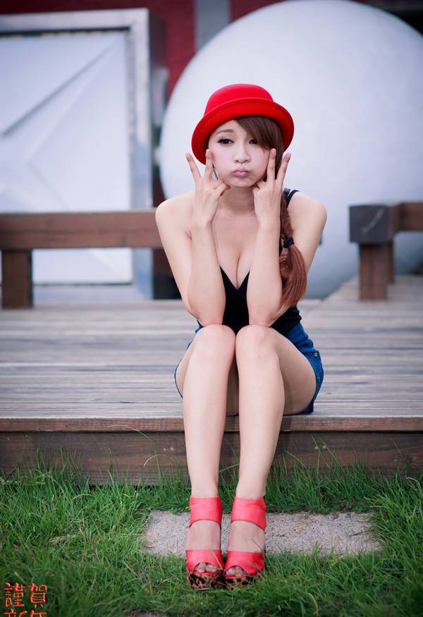 人气虹伶街拍高清