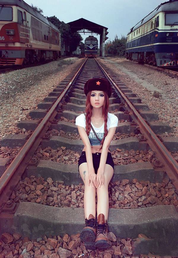 褪色铁路的非凡美女