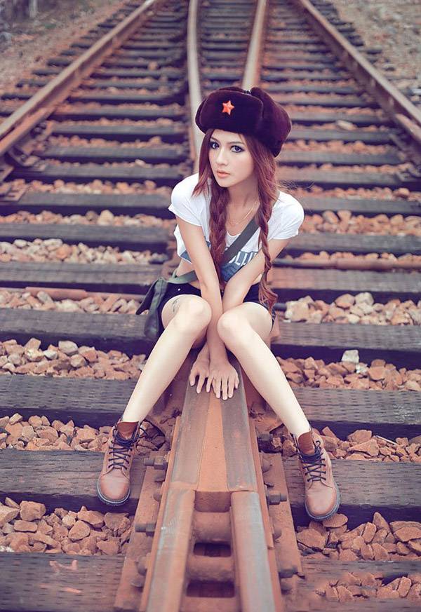 褪色铁路的非凡美女-4