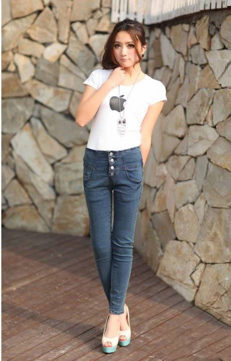 美女紧身牛仔裤更显窈窕身材-5