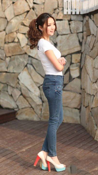美女紧身牛仔裤更显窈窕身材-9