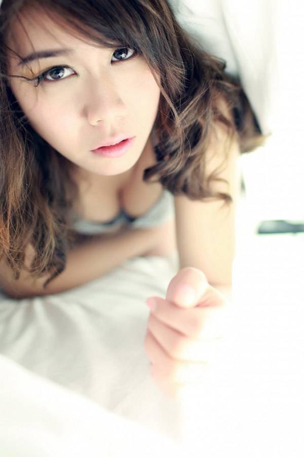 躲在被窝里的慵懒少女-3