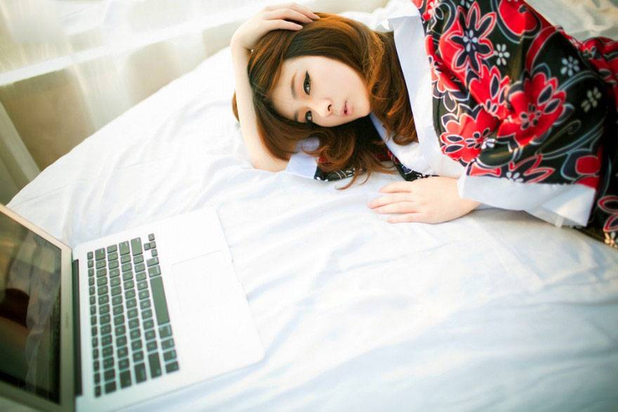 香肩花衣少女的美艳迷人-3