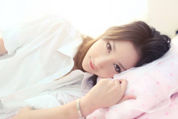 性感美眉半露的诱惑