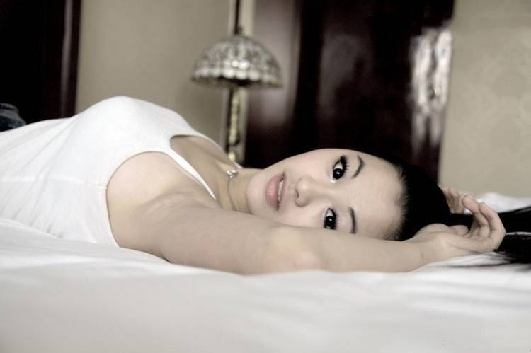 淡雅白嫩私房美女床照-3