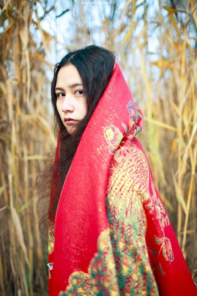 户外少女独自的徘徊