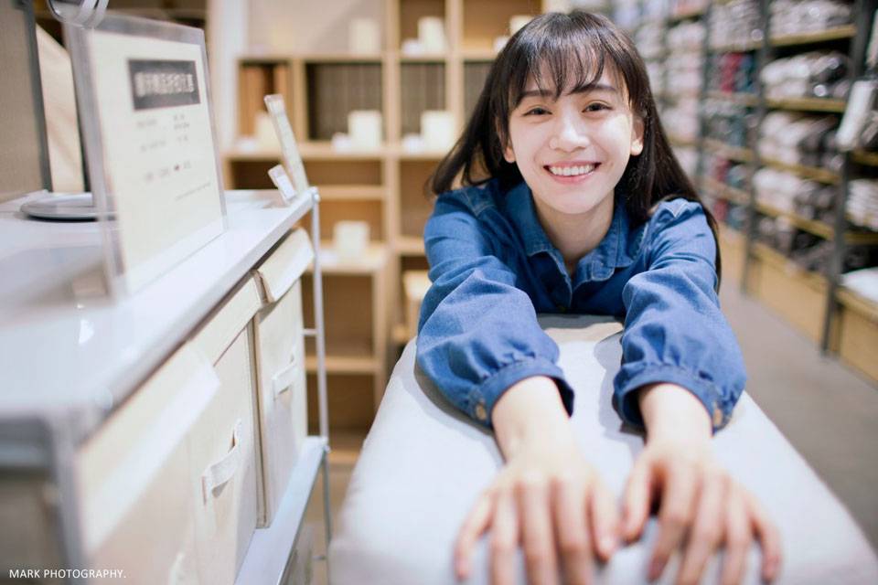 蓝色牛仔衣的甜美姑娘-2