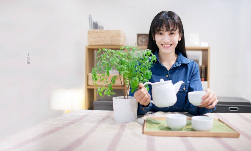 蓝色牛仔衣的甜美姑娘-6