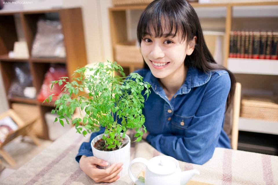 蓝色牛仔衣的甜美姑娘-7