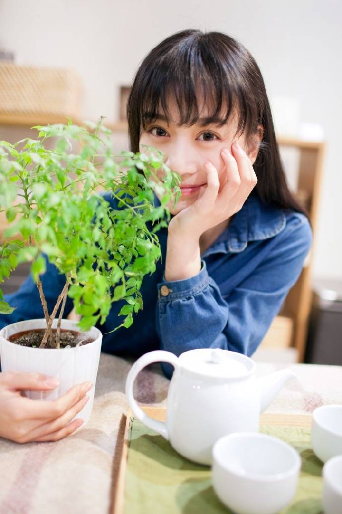 蓝色牛仔衣的甜美姑娘-8