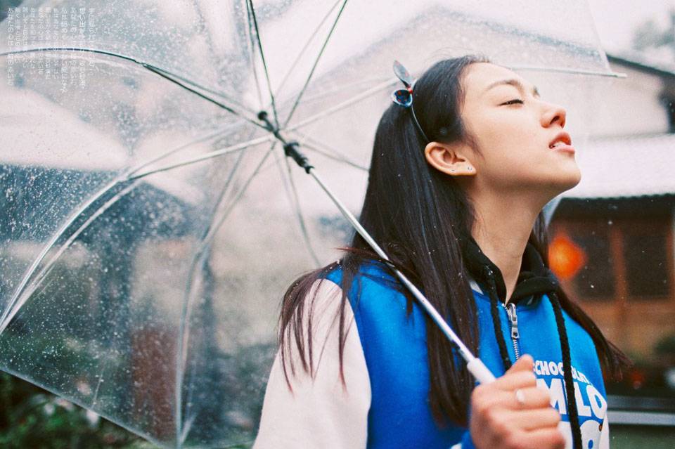 蒙蒙白雪下的小可爱女生-2