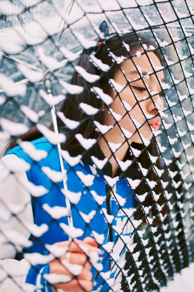 蒙蒙白雪下的小可爱女生-6