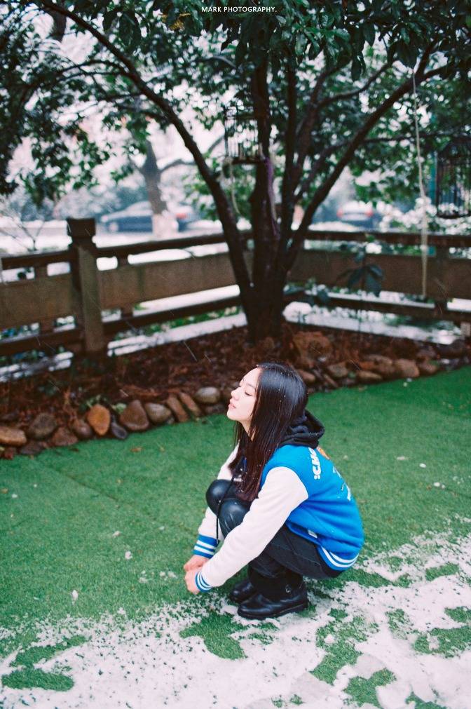 蒙蒙白雪下的小可爱女生-7