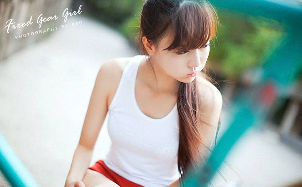 阳光活力女孩的户外写真