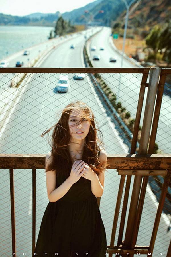 风中飞舞的长发美女