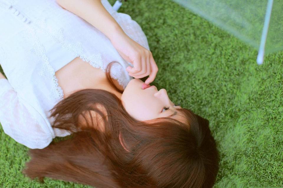 雨中安静等待的安详少女-5