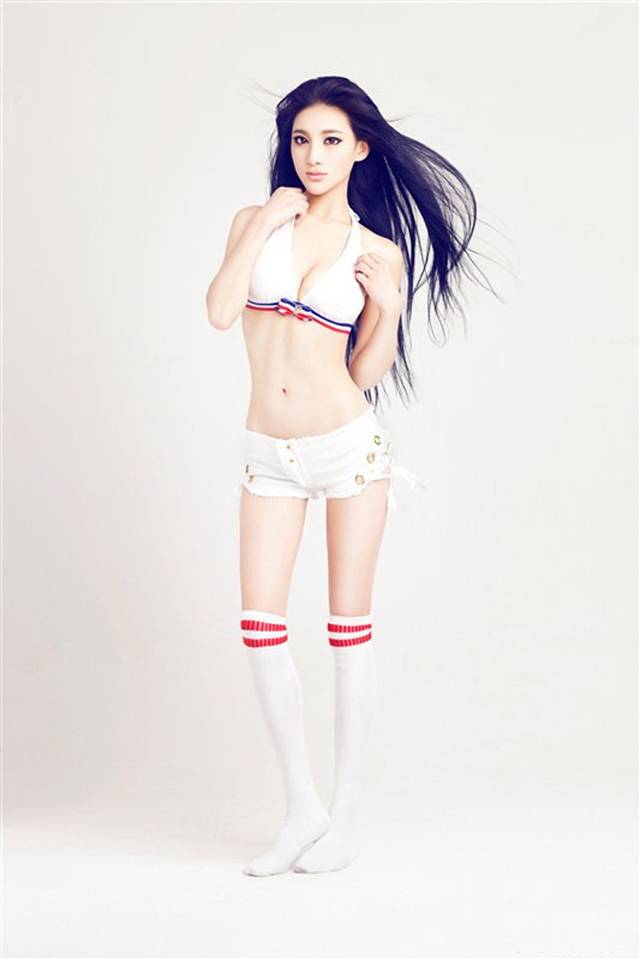 足球宝贝郑邱芊风情万种