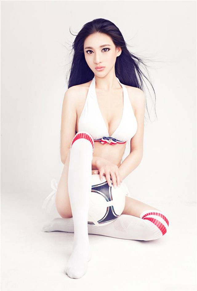 足球宝贝郑邱芊风情万种-2