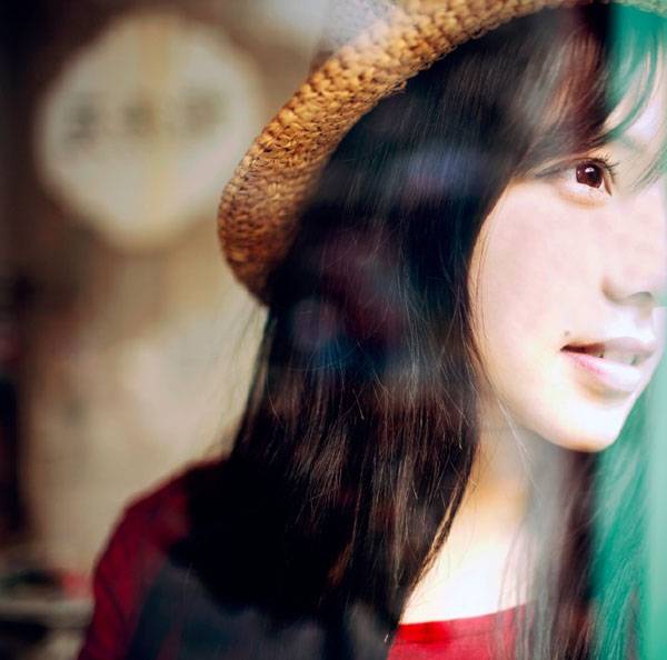 红裙姑娘的迷人笑容