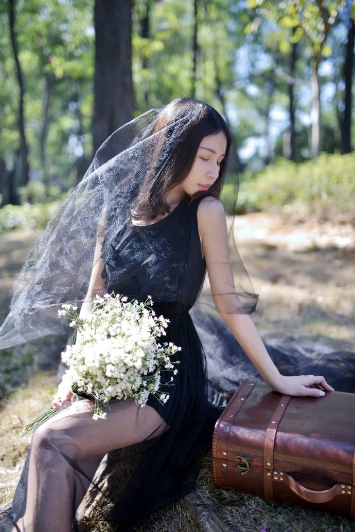 森林中的黑衣妩媚少女-2