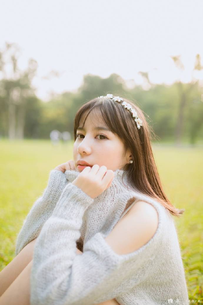 温暖阳光下的摄影女孩-5