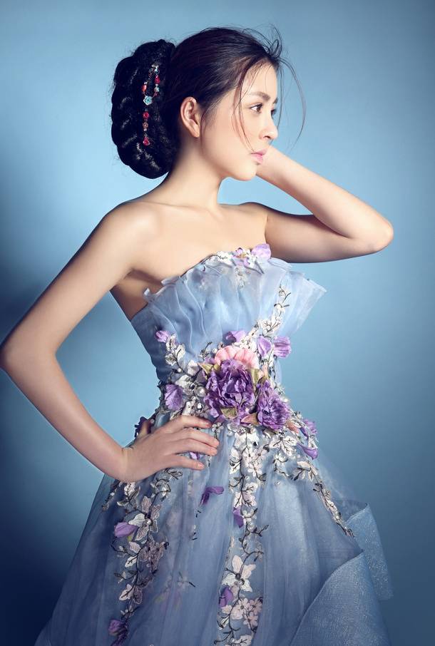 模特高兮妍蓝裙妩媚动人