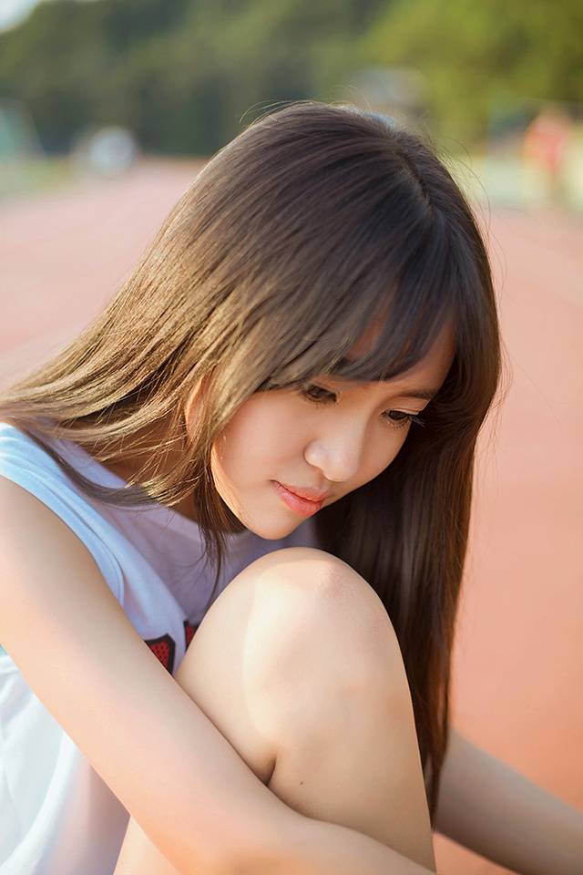 操场上可爱的篮球少女