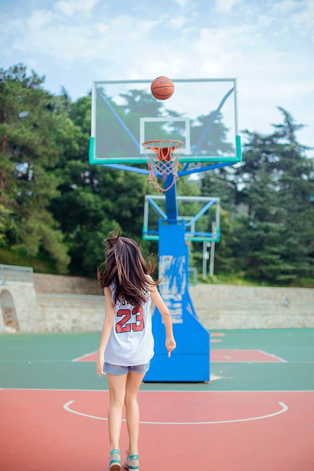 操场上可爱的篮球少女-4