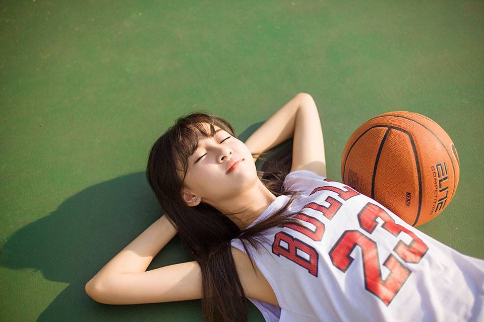 操场上可爱的篮球少女-5