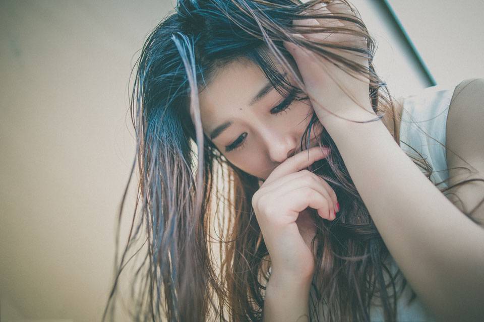 天台上雨后的清新少女