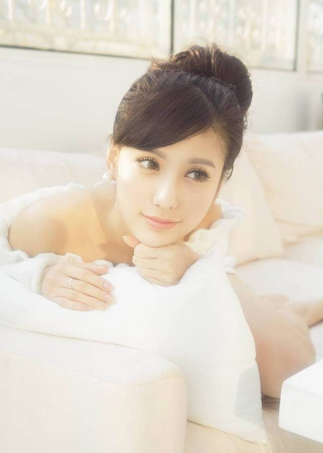 曹安娜香肩微露性感迷人-4