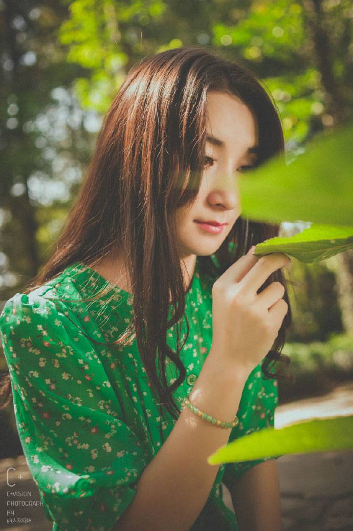 午后下的绿衣姑娘的忧伤